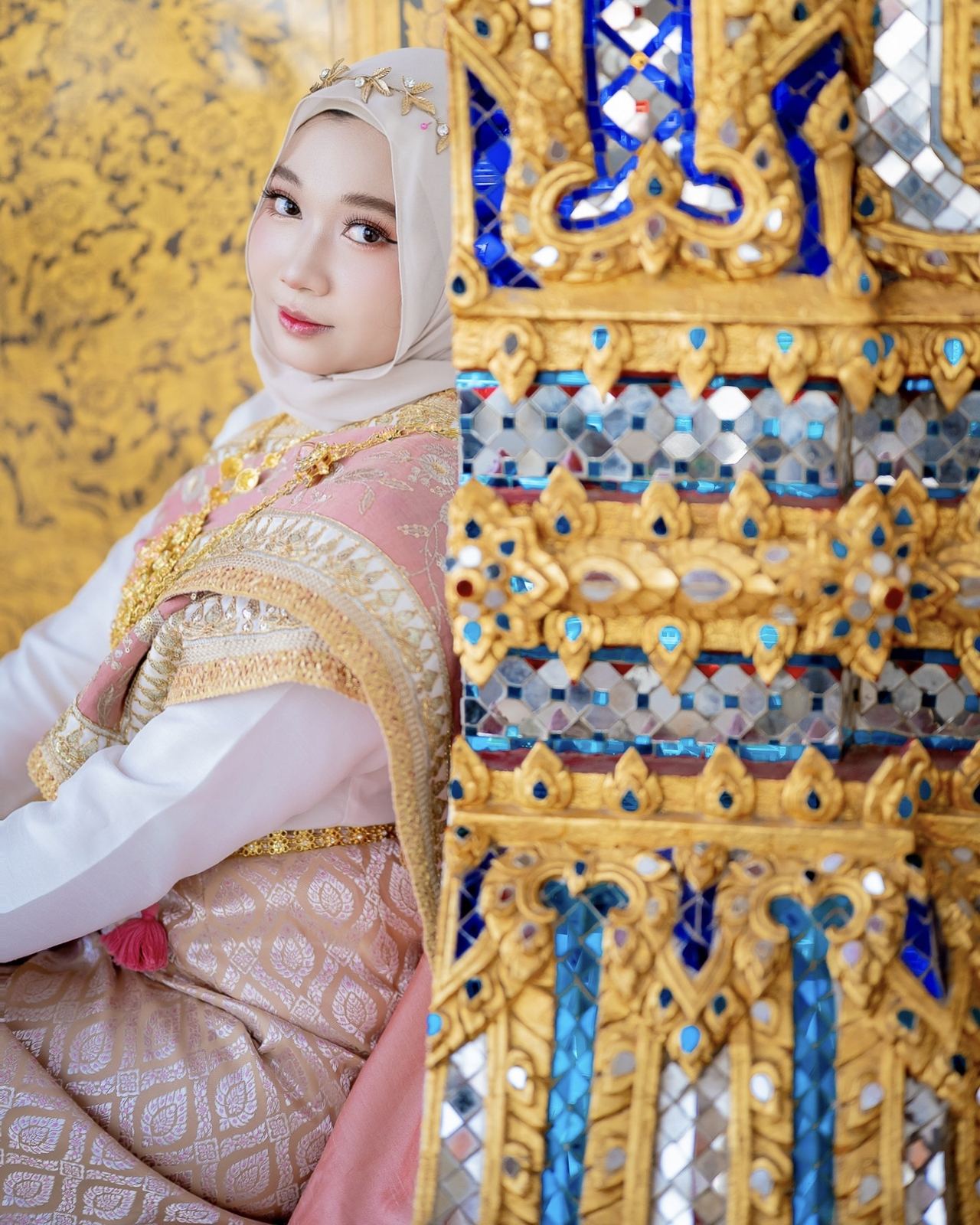 Thai costume at Wat Arun